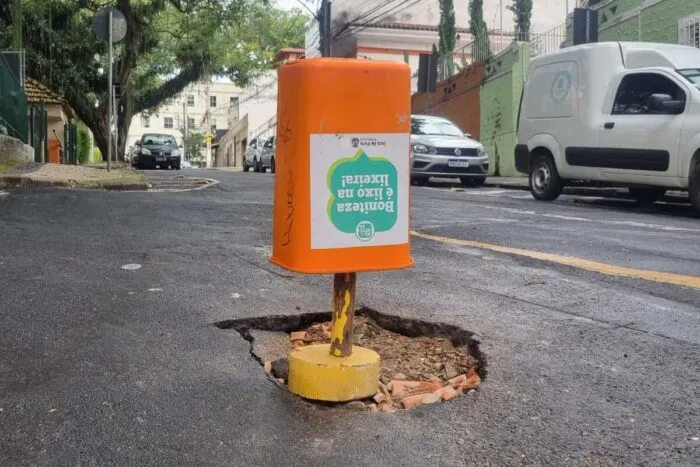Buraco no asfalto causa transtornos no Centro de Juiz de Fora 1 VU Buraco no asfalto causa transtornos no Centro de Juiz de Fora