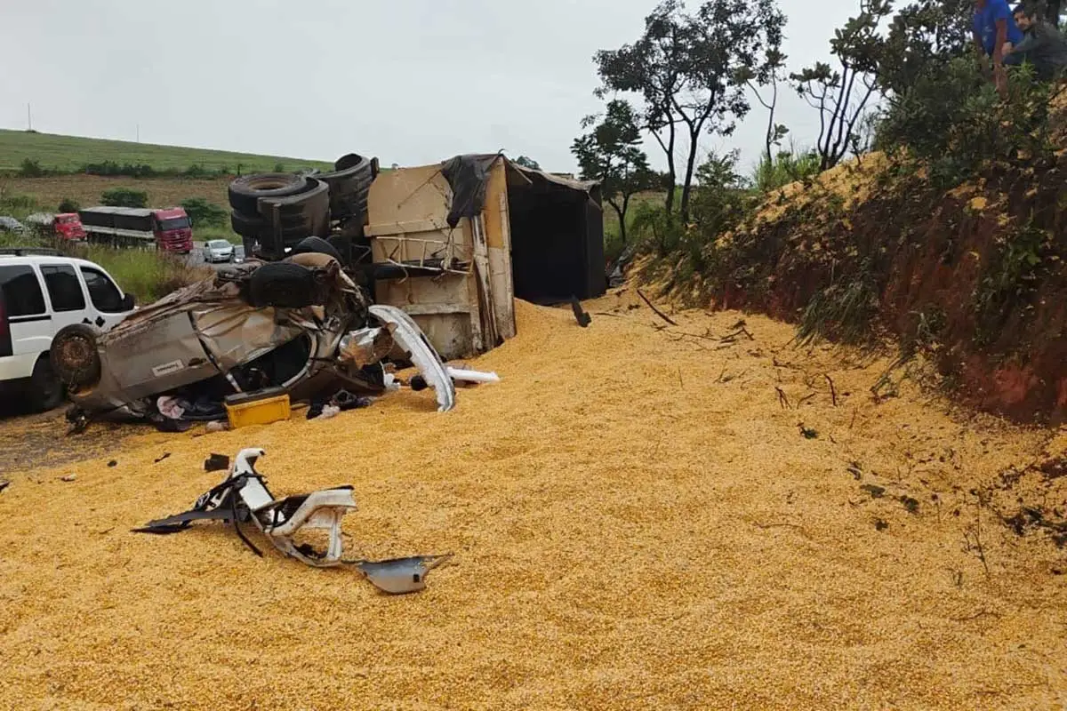 Reboque de carreta se solta e deixa um morto na MGC-383 1 Reboque de carreta se solta e deixa um morto na MGC-383