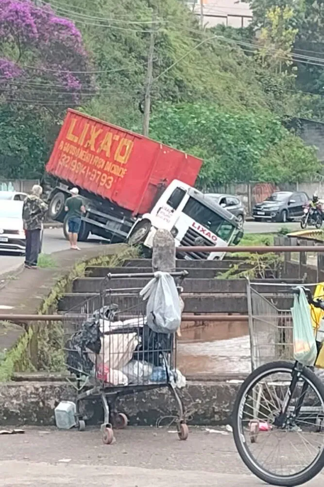 Caminhão cai no córrego próximo à UPA do Bairro Santa Luzia e trânsito é interditado