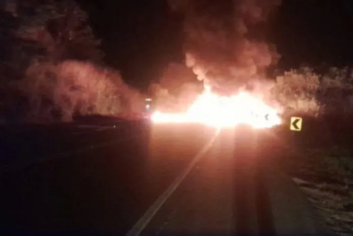 Carreta tomba, pega fogo e interdita trecho da BR-116 2 Carreta tomba pega fogo e interdita trecho da BR 116 em Leopoldina