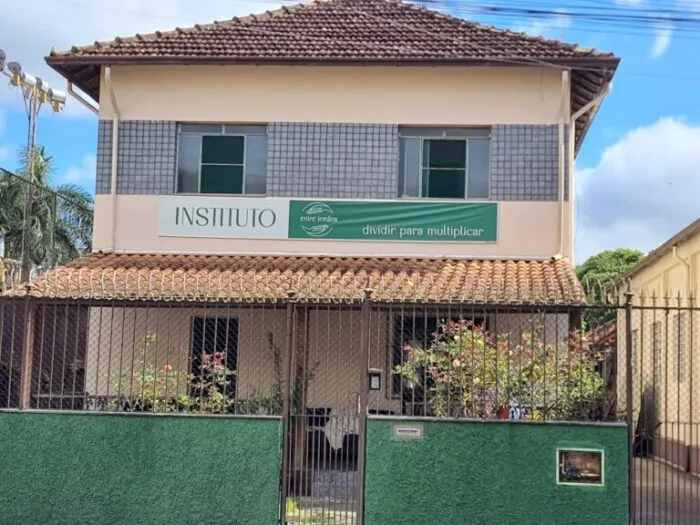 Empreendedora Social transforma solidariedade em autonomia com o Instituto Entre Irmãos 2 FACHADA SEDE DP 1 768x576 1