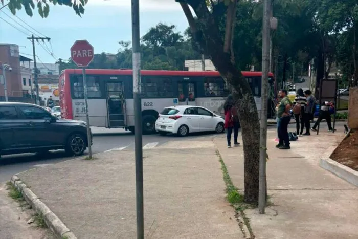Batida entre ônibus e carro no Pórtico Norte da UFJF congestiona vias 1 acidente onibus e carro maio