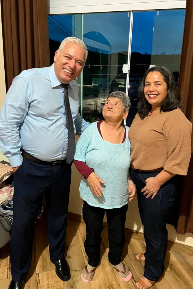 'Colocaram uma arma na cabeça da minha mãe e levaram meu irmão': Há 40 anos, crianças eram tiradas de casa à força e colocadas para adoção 3 crianças santos dumont