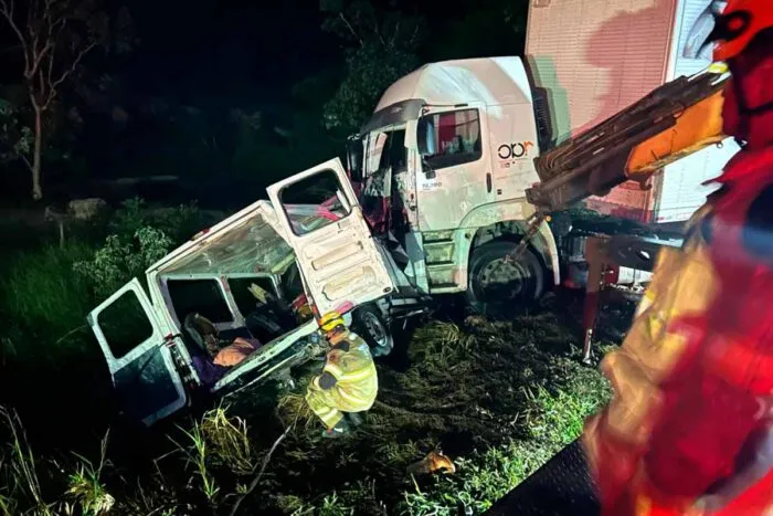Grave acidente na BR-251 deixa 9 vítimas fatais e 10 feridas 2 Grave acidente na BR-251 deixa 9 vítimas fatais e 10 feridos