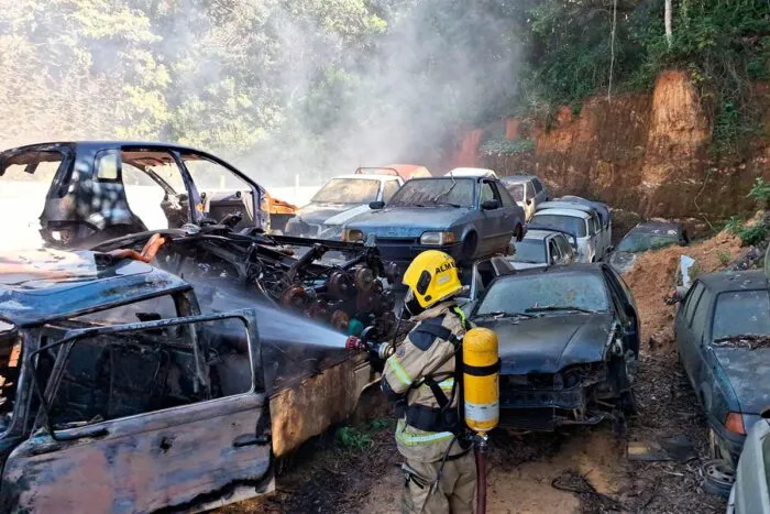 Incêndio atinge ferro-velho em São João del-Rei