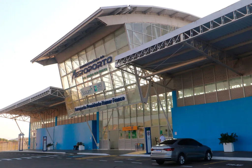 Enquanto Brasil registra alta de 10% na movimentação de passageiros, aeroporto regional da Zona da Mata amarga retração e redução de voos