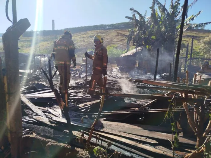 Incêndio destrói depósito de recicláveis no Bairro Caiçara em Juiz de Fora 1 Incendio no Bairo Caicara Foto Diulgacao CBMMG