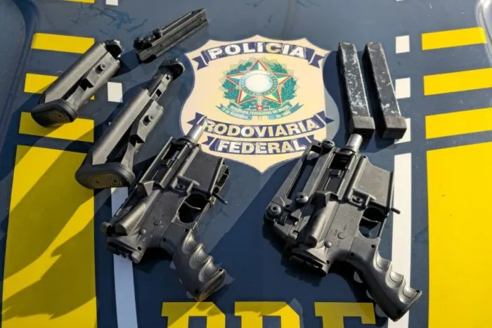 Homens são presos com armas escondidas em veículo na BR-381 1 Homens são presos com armas escondidas em veículo na BR-381