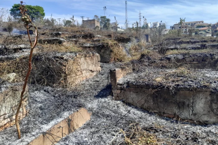 Cemiterio desativado pega fogo em Barbacena