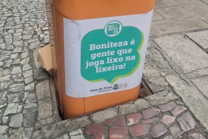 Lixeira solta e buraco aberto compromete fluxo de pedestres no Centro
