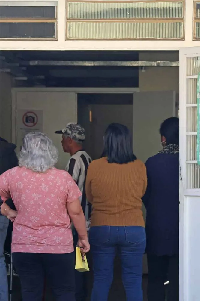 Usuários reclamam de longas filas e falta de funcionários em UBSs de Juiz de Fora