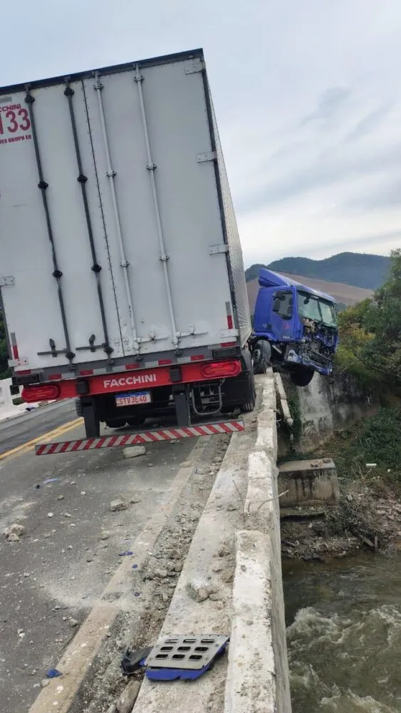 Carreta com produtos de site de compras fica pendurada em ponte na BR-267 1 Carreta com produtos de site de compras fica pendurada em ponte na BR-267