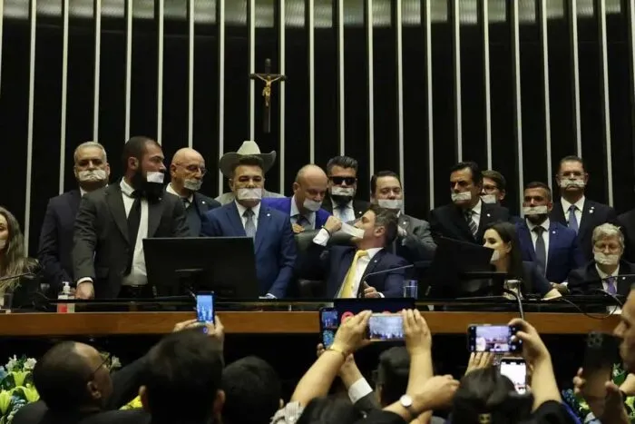 Oposição encerra ocupação no Senado; Moraes autoriza Bolsonaro a receber visitas de Tarcísio e deputados