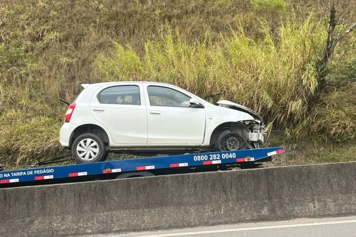 Carro colide com mureta de proteção da BR-040