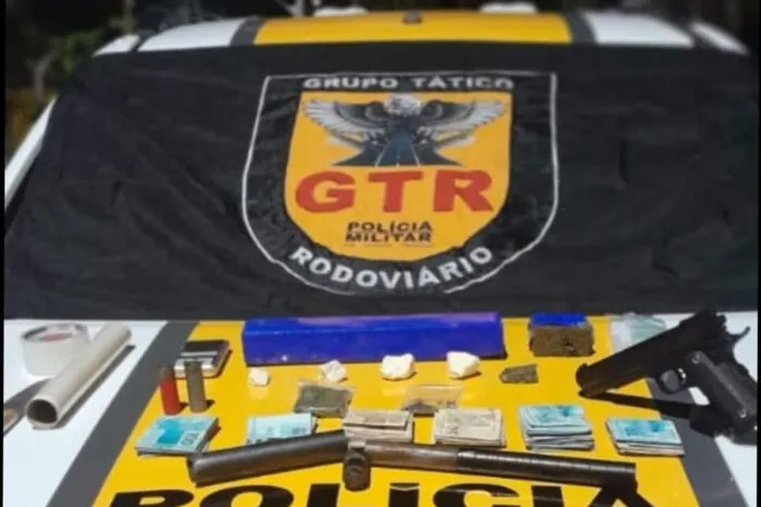 Motorista em fuga acaba preso com arma e drogas