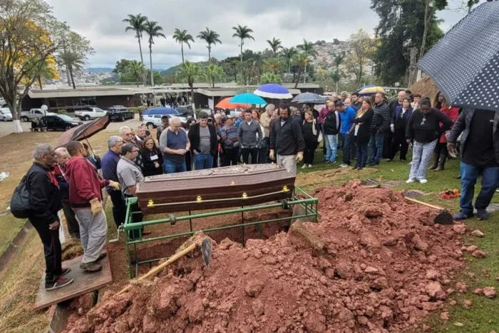 Corpo de Tarcísio Delgado é sepultado no Parque da Saudade 2 sepultamento tarcisio by leo editada 1