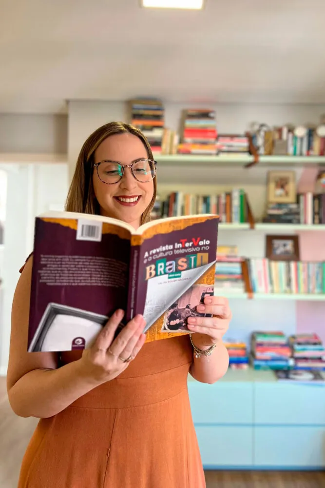 Talita Magnolo lança livro sobre revista Intervalo e cultura televisiva nas décadas de 1960 e 1970 4 talita magnolo revista intervalo livro