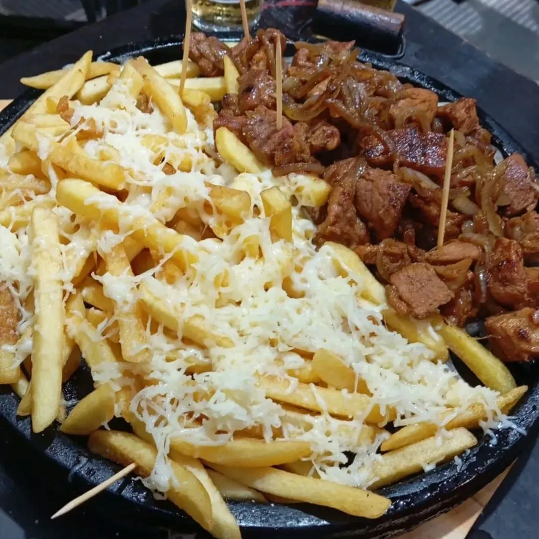 Lombo acebolado com fritas Lombo acebolado com fritas