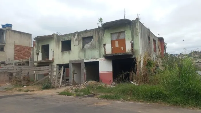 Construção abandonada na Zona Norte gera insegurança na população 2 casa abandonada zona norte