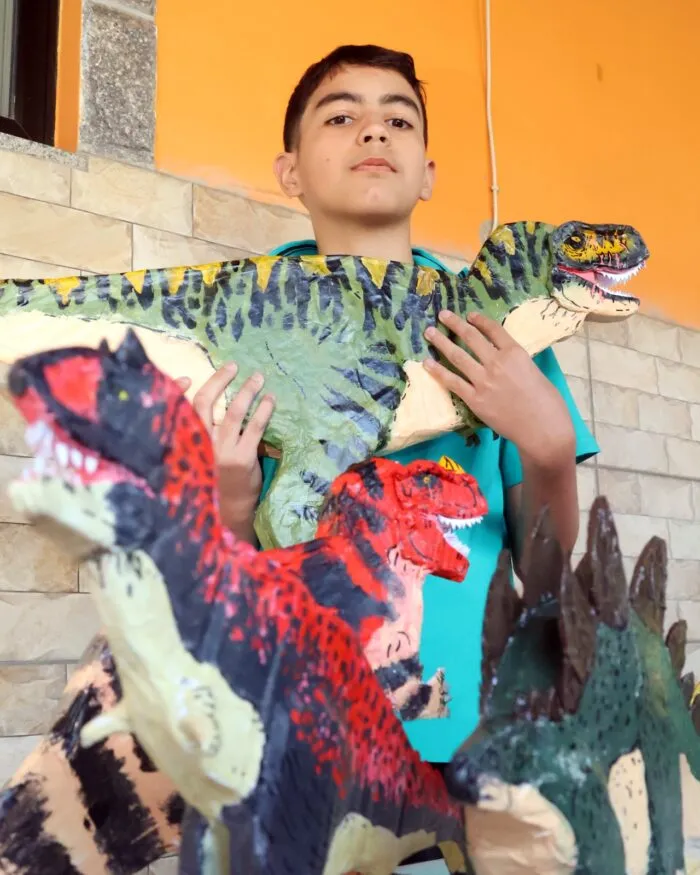 Talento artístico: Garoto juiz-forano transforma papelão em dinossauros de brinquedo 2 WhatsApp Image 2025 10 23 at 19.22.24