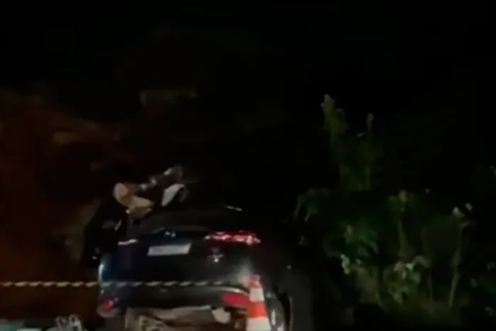 Uma pessoa morre em acidente com dois carros e ônibus na BR-040 2 Acidente entre dois automóveis e um ônibus deixa uma morte na BR-040