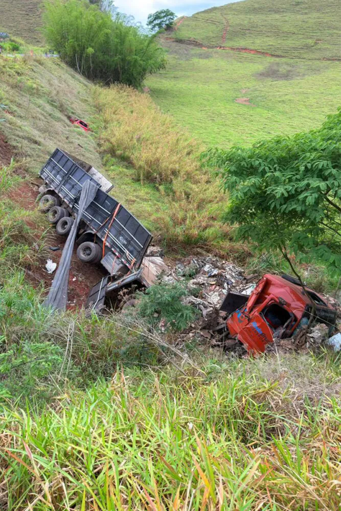 Motorista é lançado para fora de carro e morre em acidente na BR-267 2 acidente na BR-267
