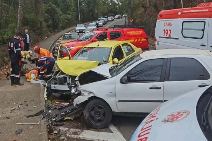 Acidente deixa quatro feridos e interdita trânsito na Cidade Alta 2 Acidente de trânsito deixa quatro feridos e interdita trânsito na Cidade Alta