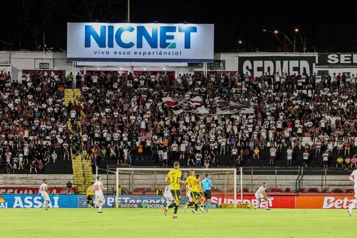 Homem passa mal e morre em arquibancada durante partida da Série B