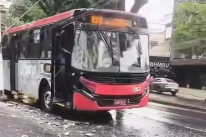 Ônibus bate em poste e deixa Deusdedith Salgado em meia pista 2 Ônibus bate em poste e deixa Deusdedith Salgado em meia pista
