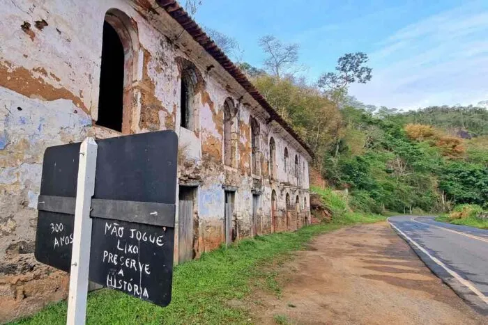 Casarão do Registro de Paraibuna: patrimônio do século XVIII aguarda restauração em Simão Pereira 11 CASARAO PARAIBUNA uploads Leonardo 31.10.25 12.09