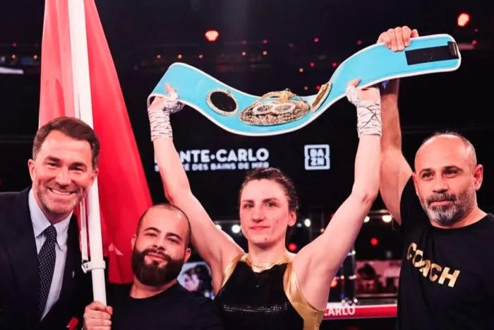 Bia Ferreira é nocauteada e perde o cinturão dos pesos-leve 2 Bia Ferreira é nocauteada e perde o cinturão dos pesos-leve