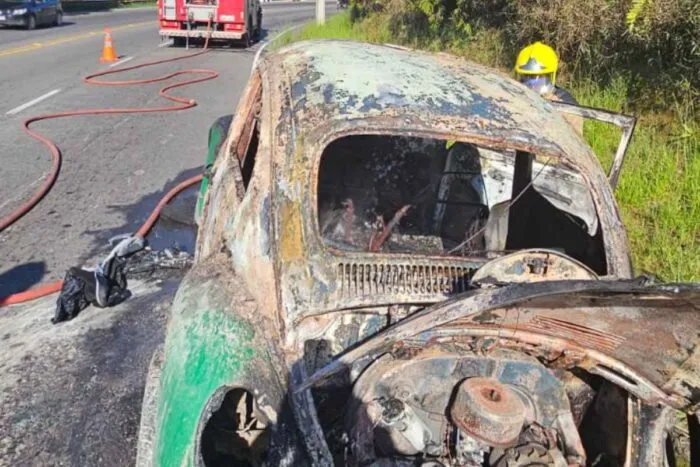 Carro pega fogo subindo a Serra do Bandeirantes