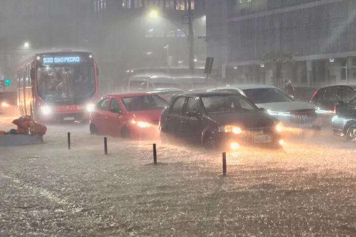 Cratera se abre em Juiz de Fora após fortes chuvas, e cidade registra pontos de alagamento 3 marcelo ribeiro chuva andaradas