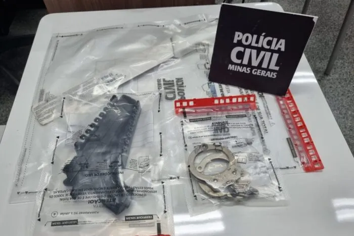 Operação apreende simulacro de arma de fogo, facão e algema em mandado contra violência doméstica