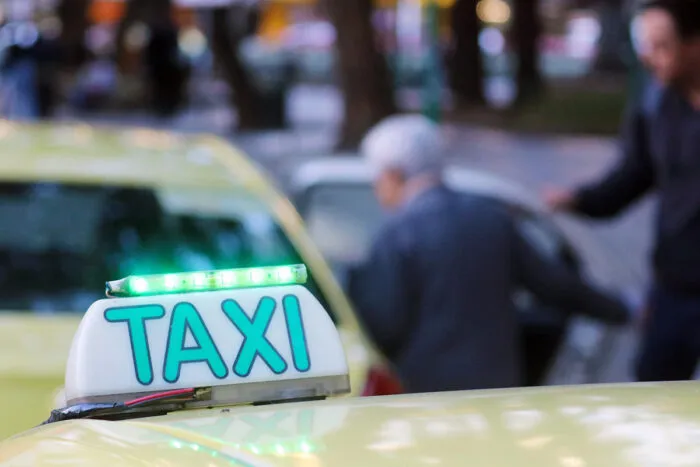 Juiz-foranos pagam mais caro por serviço de táxi e corridas por aplicativos de transporte 2 taxi tarifa juiz de fora