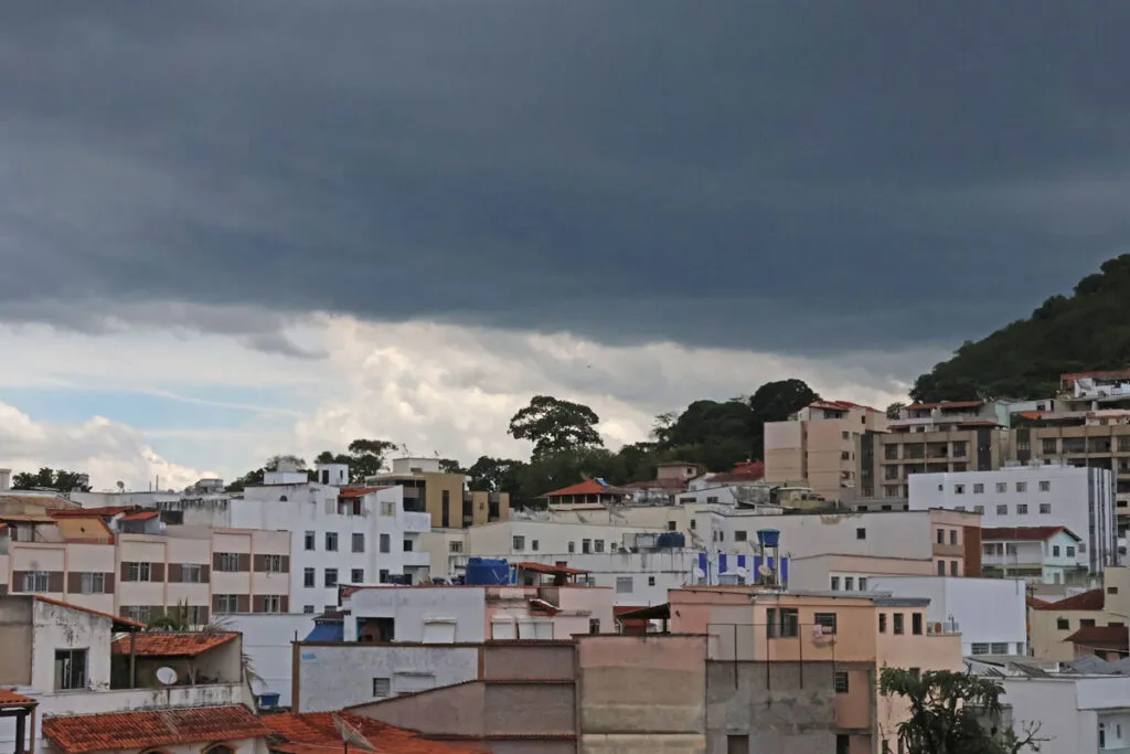 Sob alerta de tempestade, temperatura cai ao longo da semana em Juiz de Fora