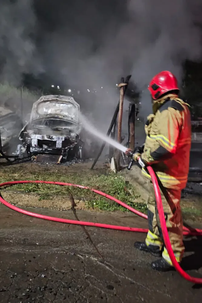 Incêndio destrói 4 veículos em garagem improvisada na Vila Alpina 2 Incêndio atinge quatro veículos em garagem no bairro Vila Alpina