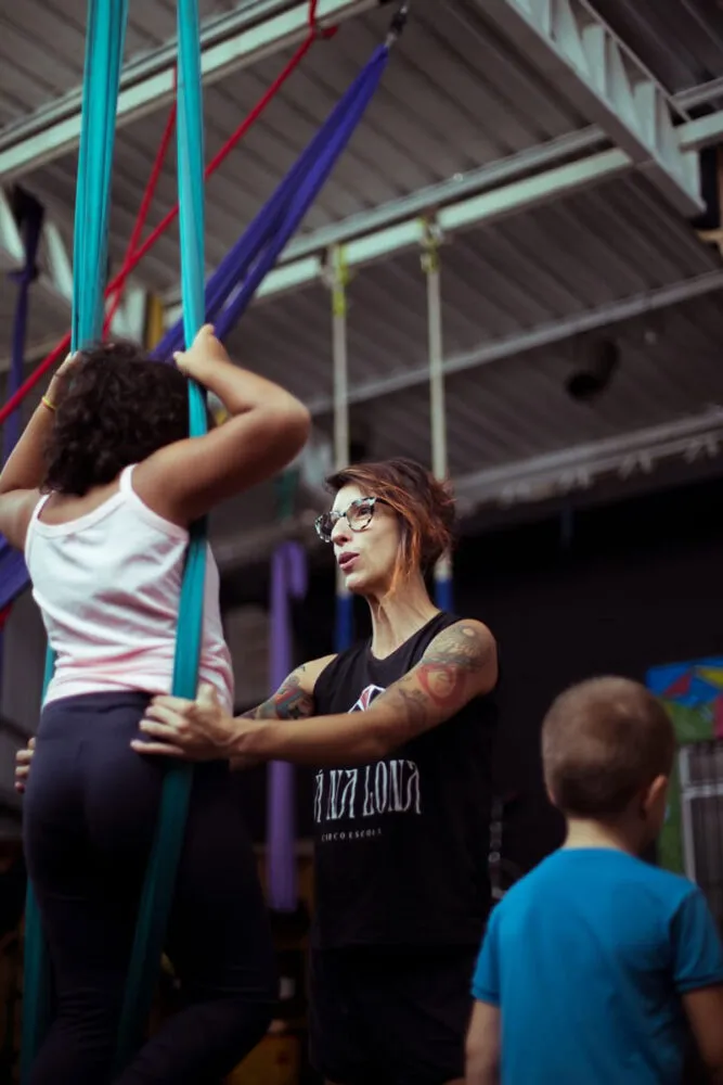 Conheça Deborah Lisboa: professora de circo e intérprete da palhaça Magrela 4 deborah