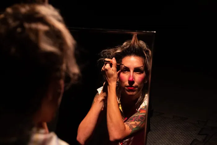 Conheça Deborah Lisboa: professora de circo e intérprete da palhaça Magrela 3 deborah