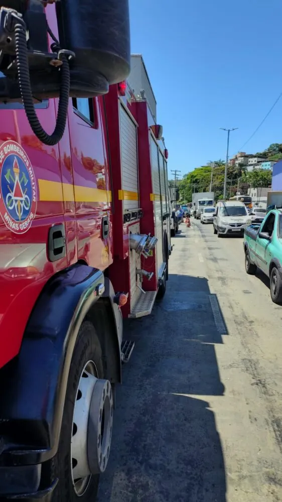 Jovem de 19 anos é arrastada por caminhão após acidente de moto na Zona Norte 