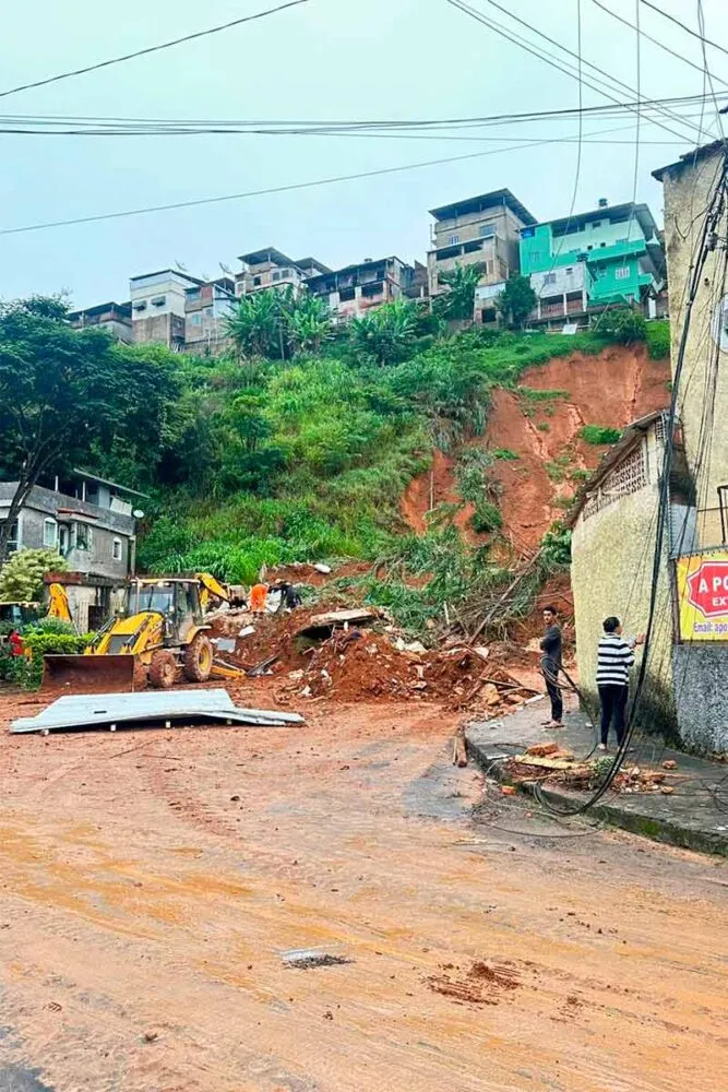 Chuvas: Bombeiros reforçam buscas em Juiz de Fora com envio de 20 militares de BH 1 Chuvas em JF 2 Leonardo Costa