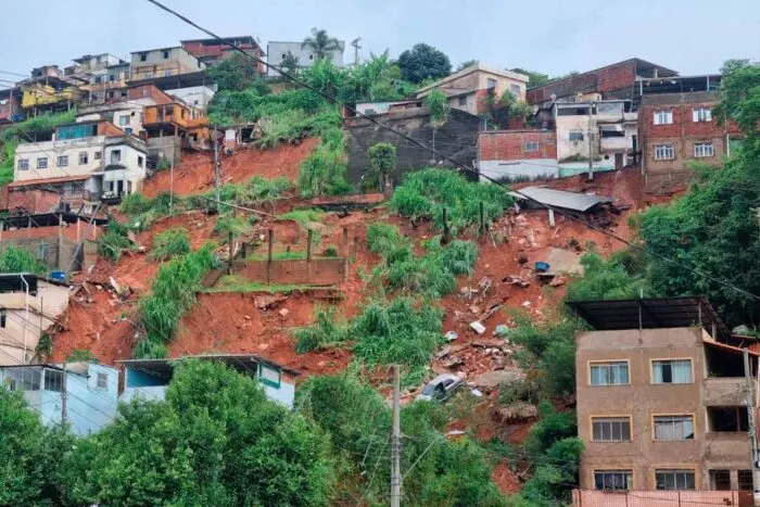 Moradores passam a madrugada na rua após alagamentos e risco de deslizamentos na Zona Norte