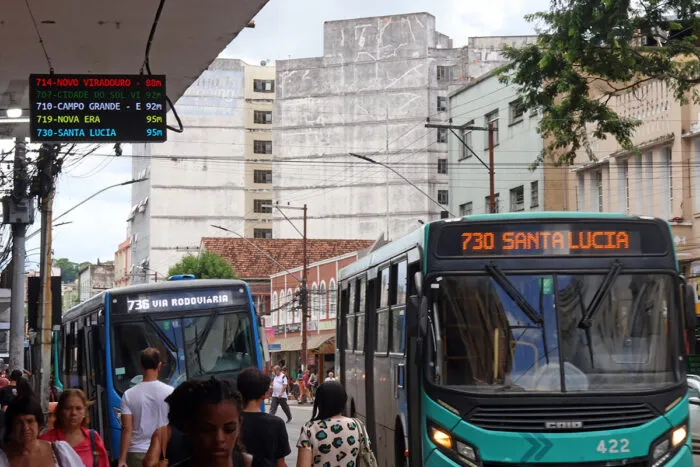 Painel de previsão de tempo de espera dos ônibus é instalado na Av. Getúlio Vargas
