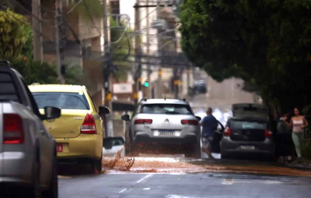 Passageiros têm dificuldade para conseguir corridas por aplicativos; motoristas explicam os motivos 2 RUA TIRADENTES 02 LEONARDO COSTA.jpg