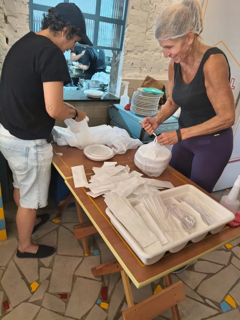 Voluntárias embalando a refeição