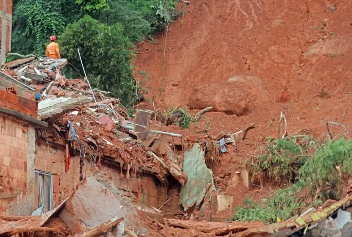 Famílias aguardam notícias de desaparecidos após soterramento em Juiz de Fora 2 Parque Burnier - Leonardo Costa