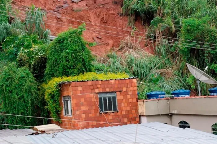 Bairro Nossa Senhora Aparecida: Moradores da Rua São Tarcísio são orientados a deixar suas casas 2 Moradores de rua do Bairro Nossa Senhora Aparecida estão sendo orientados a deixar as suas casa