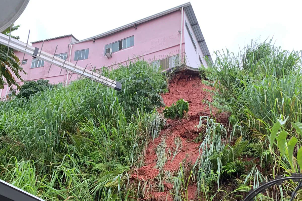 Deslizamento afeta a Ascomcer e atinge garagem de prédio; morador afirma que não é a primeira vez 2 Deslizamento afeta a Ascomcer e atinge garagem de prédio; morador afirma que não é a primeira vez