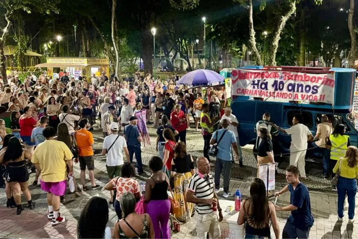 Carnaval 2026 em Juiz de Fora: bloco Charmosas do Tamborim desfila no Centro