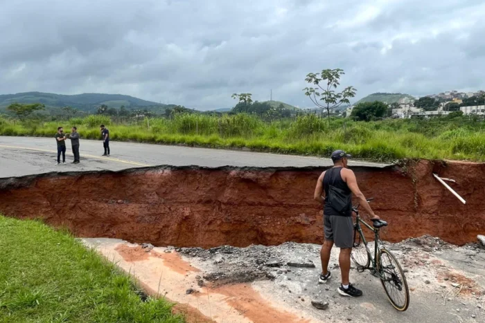Acesso Norte será reaberto nesta segunda-feira 1 Após mais de um mês de interdição, obras para recompor Acesso Norte começam